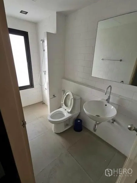 Home Office for rent in Prawet, Bangkok - Bathroom with shower area, toilet, and basin in light tiles