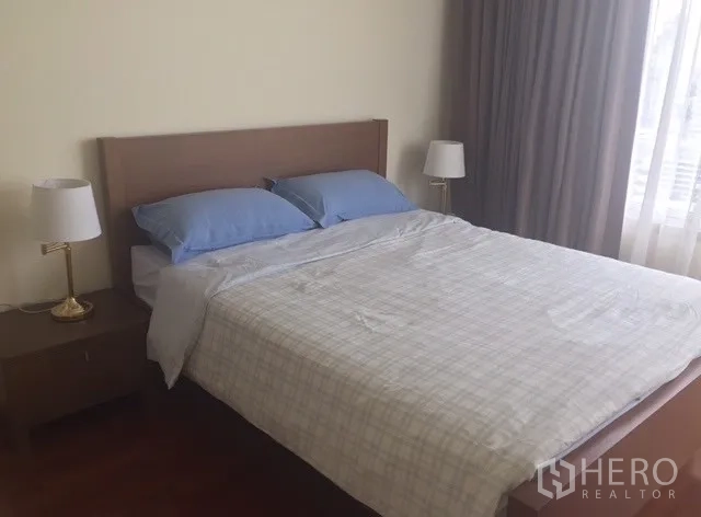 Condominium for rent in Watthana, Bangkok - Cozy bedroom with double bed, bedside tables and curtain-filtered natural light.