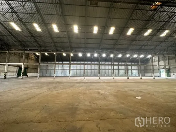 货栈 出租在Mueang Pathum Thani, Pathum Thani - 仓库内部空间宽敞，钢结构高屋顶，天窗采光，混凝土地面。