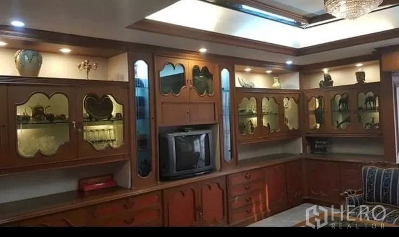 คอนโด ให้เช่าหรือขายในWatthana, Bangkok - ผนังตู้โชว์บานกระจกแบบมีไฟส่อง พร้อมทีวีโบราณและไฟดาวน์ไลท์บนเพดาน