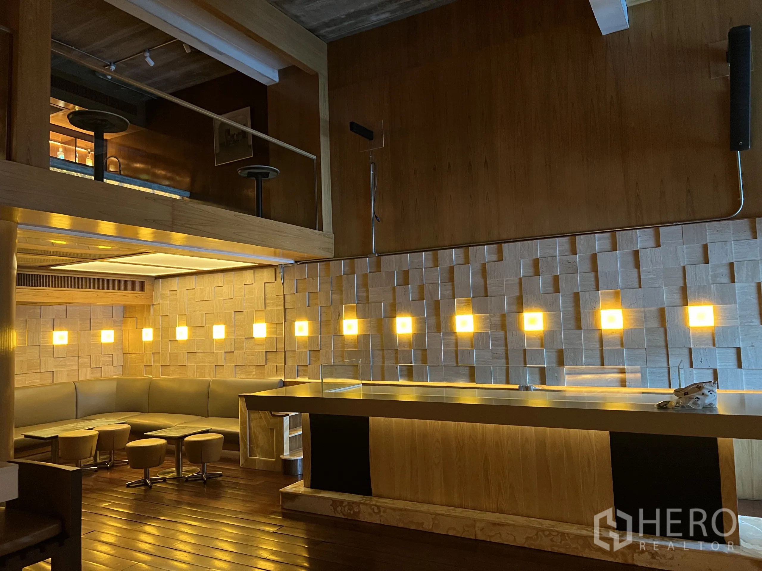 零售空间 出租在Watthana, Bangkok - 转角休息区，长卡座与一排方形壁灯。