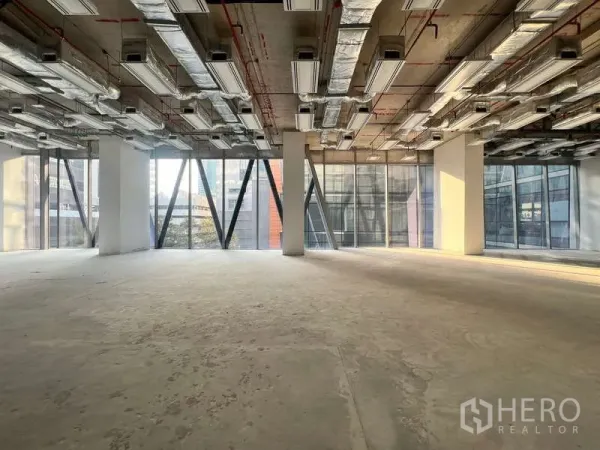 办公空间 出租 - 大面积壳体办公空间，通过结构玻璃立面可见城市景观