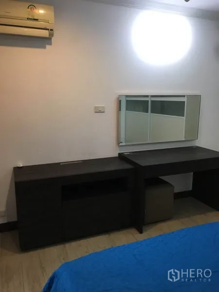 คอนโด ให้เช่าในWatthana, Bangkok - มุมโต๊ะเครื่องแป้งพร้อมกระจก และเครื่องปรับอากาศในห้องนอน