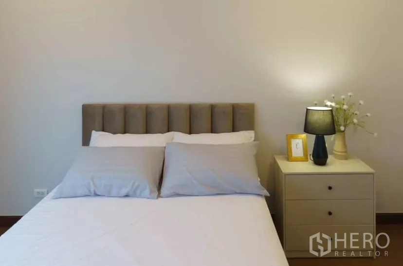 Detached House for rent or sale in Bang Phli, Samut Prakan - Simple bedroom with bed, nightstand and soft lamp lighting.