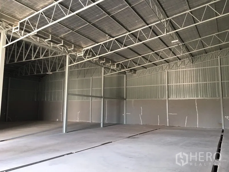 คลังสินค้า ให้เช่าในSaphan Sung, Bangkok - ภายในโกดังโปร่ง หลังคาโครงถักมีฉนวน พื้นคอนกรีต