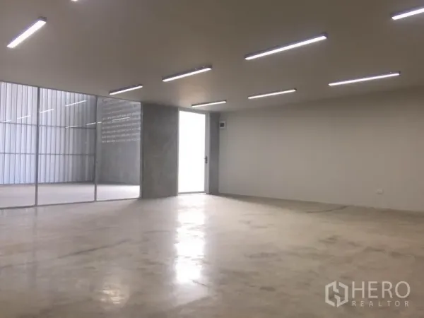 โรงงาน ให้เช่าในMueang Samut Prakan, Samut Prakan - พื้นที่ออฟฟิศแบบเปิดโล่ง ไฟ LED ผนังกระจกติดกับพื้นที่คลังสินค้า