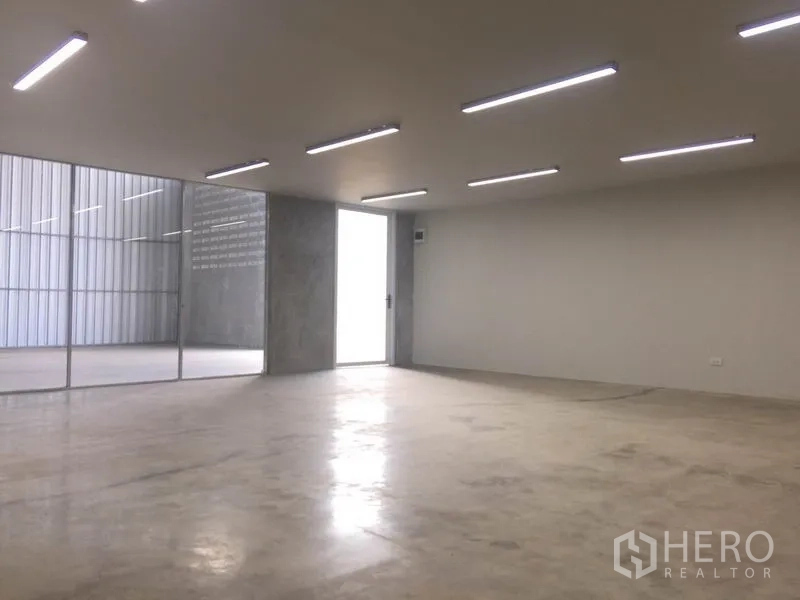 โรงงาน ให้เช่าในMueang Samut Prakan, Samut Prakan - พื้นที่ออฟฟิศแบบเปิดโล่ง ไฟ LED ผนังกระจกติดกับพื้นที่คลังสินค้า