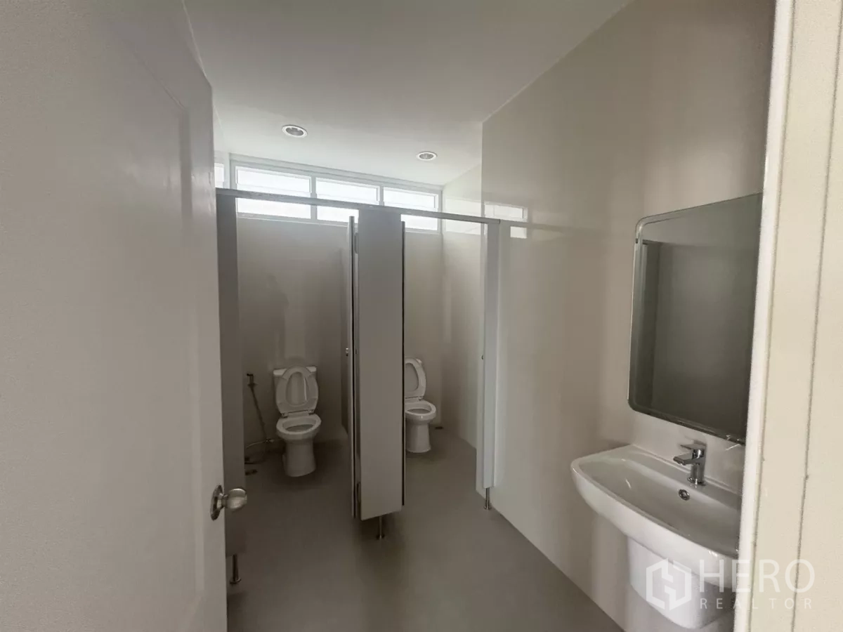 โรงงาน ให้เช่าในBang Phli, Samut Prakan - ห้องน้ำสะอาด มีห้องส้วมแยก อ่างล้างมือ และช่องแสงด้านบน