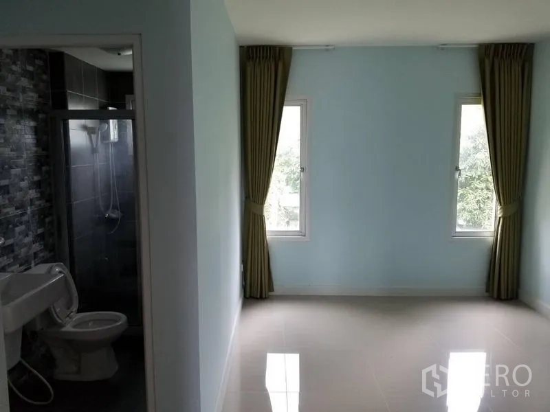 联排别墅 出租在Bang Kapi, Bangkok - 另一间带套卫的卧室，浅色调与两扇窗