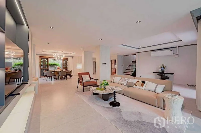 บ้าน ให้เช่าหรือขายในPhra Khanong, Bangkok - พื้นที่นั่งเล่นเชื่อมรับประทานอาหาร โทนสีอบอุ่น พร้อมบันได