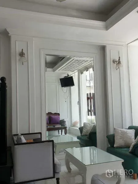 零售空间 出租在Huai Khwang, Bangkok - 雅致休息区，沙发、玻璃茶几与装饰墙线条。