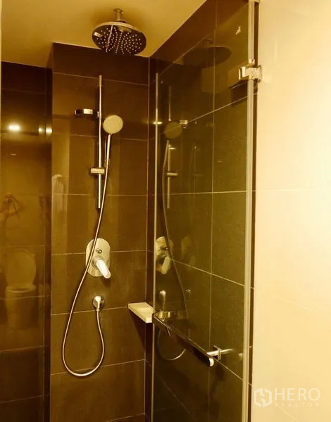 公寓 出售在Watthana, Bangkok - 步入式淋浴间，顶喷花洒、手持花洒与玻璃门。