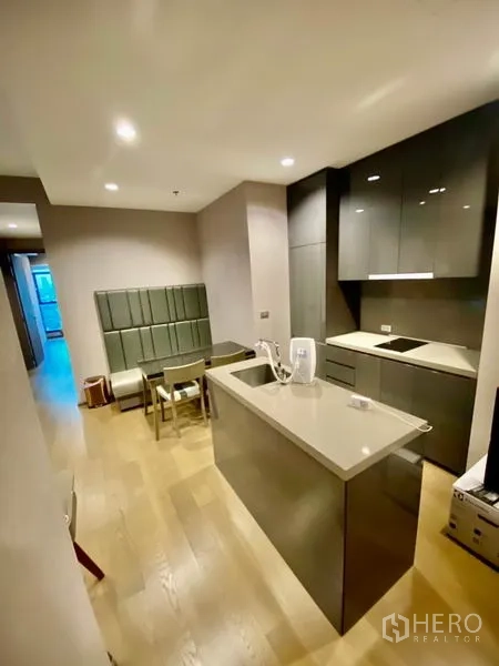 公寓 出租或出售在Bang Rak, Bangkok - 走廊式厨房，岛台水槽与卡座餐区，木地板。