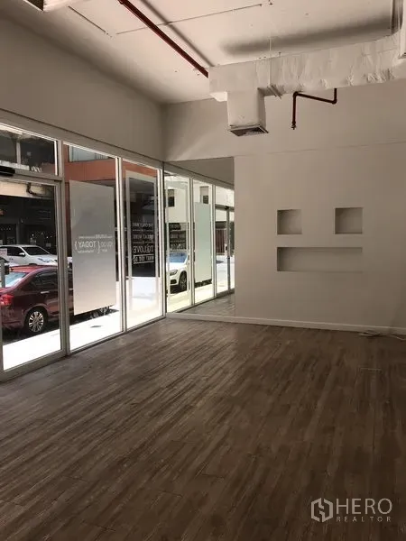 零售空间 出租在Pathum Wan, Bangkok - 临街零售空间，整面落地玻璃门头、层高充足与木纹地板，采光良好。