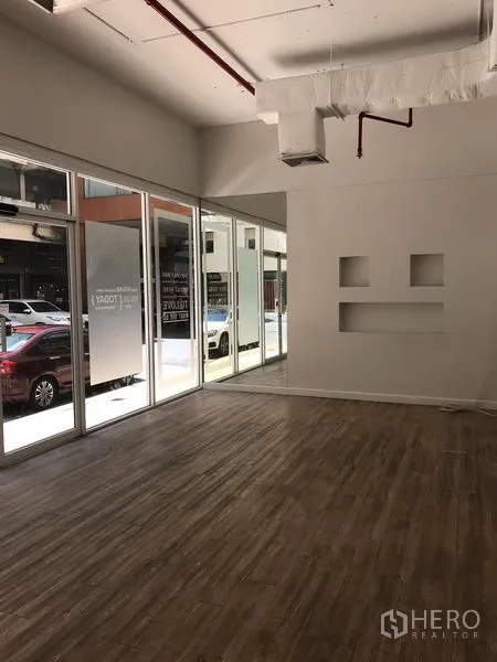 零售空间 出租在Pathum Wan, Bangkok - 临街零售空间，整面落地玻璃门头、层高充足与木纹地板，采光良好。
