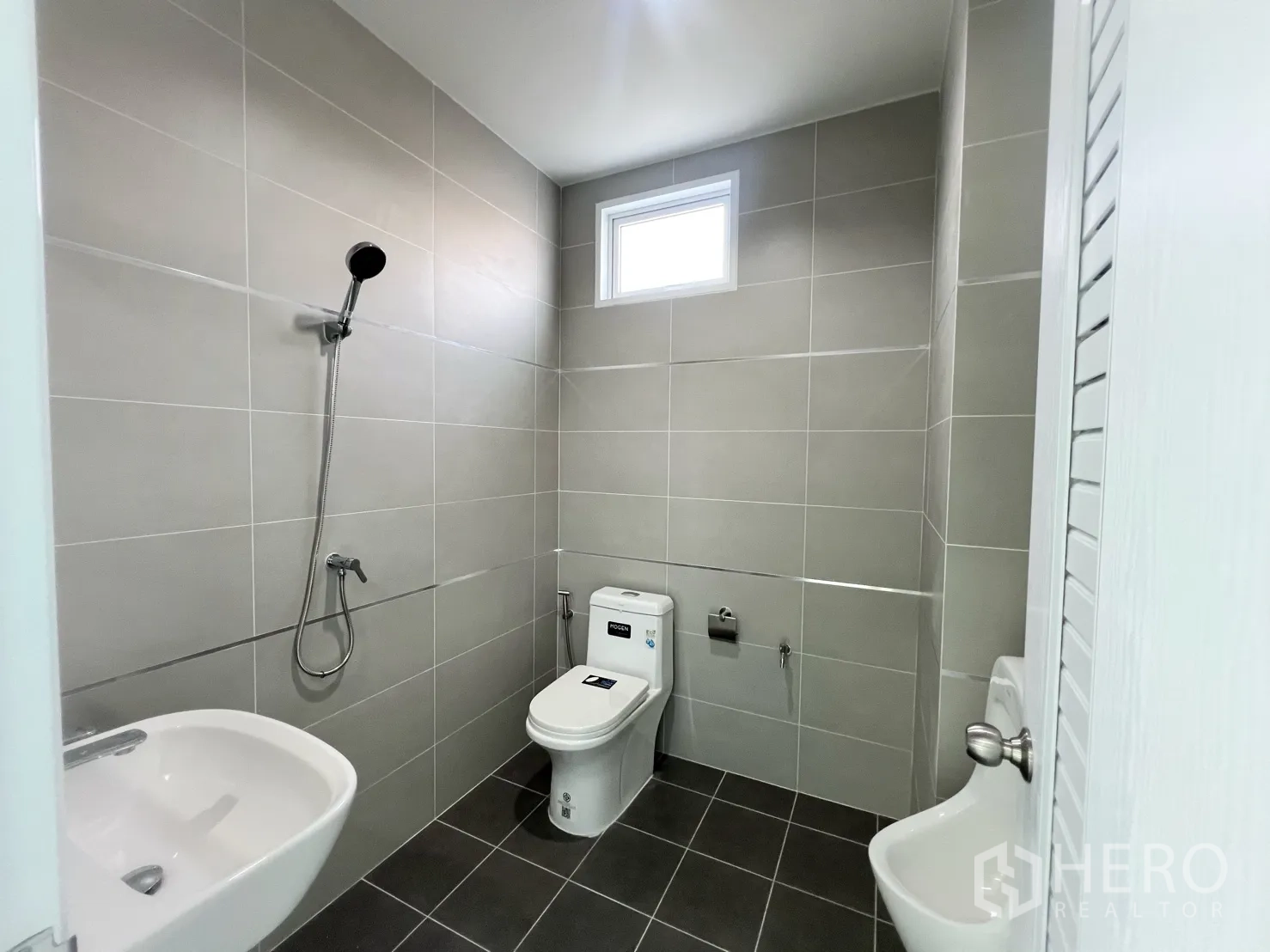 คลังสินค้า ให้เช่าในMueang Samut Prakan, Samut Prakan - ห้องน้ำสมัยใหม่พร้อมฝักบัว โถสุขภัณฑ์ อ่างล้างหน้า และกระเบื้องสีเทา