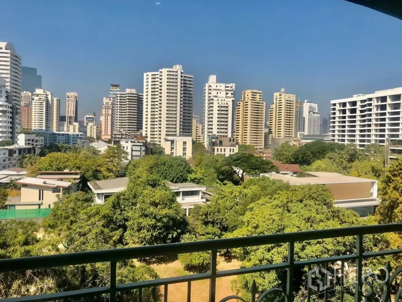 คอนโด ให้เช่าในWatthana, Bangkok - วิวจากระเบียงเห็นแนวต้นไม้และสกายไลน์ย่านสุขุมวิทในกรุงเทพฯ