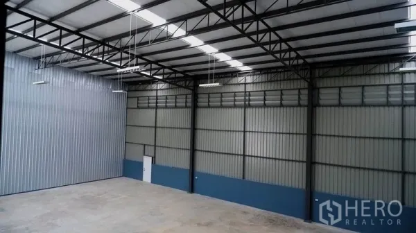 货栈 出租在Bueng Kum, Bangkok - 仓库内部净高充足，钢结构桁架与隔热屋顶，LED照明明亮。