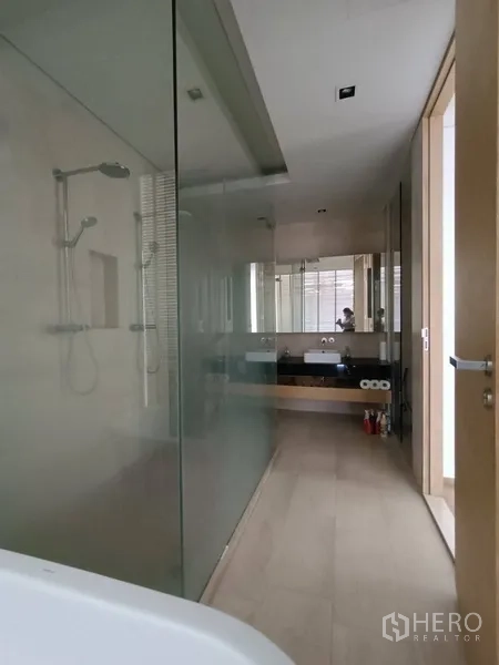 公寓 出租或出售在Bang Rak, Bangkok - 主卫设玻璃淋浴间、浴缸与双洗手台。