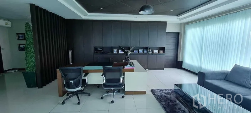 货栈 出租或出售在Bang Phli, Samut Prakan - 玻璃墙会议室，长桌与展示柜一体。