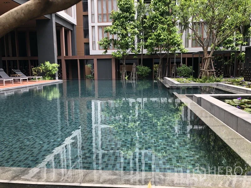 คอนโด ให้เช่าในWatthana, Bangkok - มุมใกล้ของสระกระเบื้องโมเสก พร้อมสวนสวยและชานน้ำ