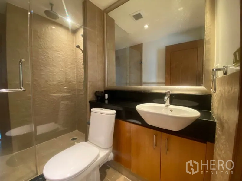 公寓 出租在Sathon, Bangkok - 次卫配玻璃淋浴间、雨淋花洒、台上盆与坐便器。