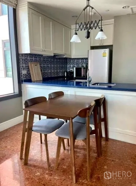 คอนโด ให้เช่าในKhlong Toei, Bangkok - พื้นที่รับประทานอาหารติดครัวแบบเปิด เคาน์เตอร์สีน้ำเงินและผนังกระเบื้องลาย