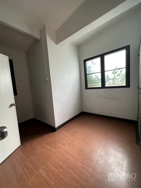 บ้าน ให้เช่าในWatthana, Bangkok - ห้องขนาดเล็กพื้นลายไม้ มีหน้าต่างสองบาน เหมาะเป็นห้องทำงานหรือเก็บของ