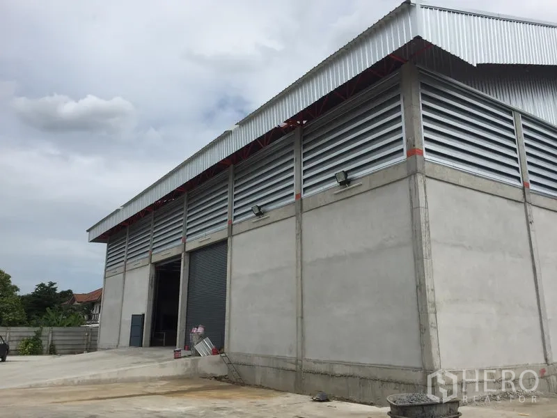 货栈 出租在Khlong Sam Wa, Bangkok - 仓库外观，卷闸门、百叶通风与装卸坡道