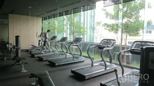 คอนโด ให้เช่าหรือขายในWatthana, Bangkok - ฟิตเนสคอนโดพร้อมลู่วิ่งเรียงตามหน้าต่างกระจกสูง เห็นวิวเมือง