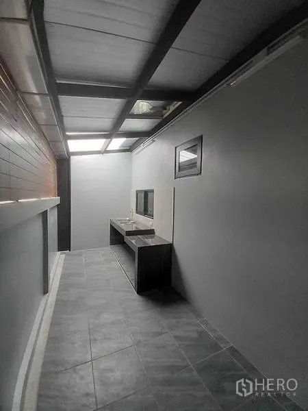 零售空间 出租在Khlong Toei, Bangkok - 带顶服务区，灰色地砖与内置水槽台面