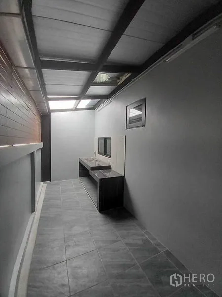 零售空间 出租在Khlong Toei, Bangkok - 带顶服务区，灰色地砖与内置水槽台面