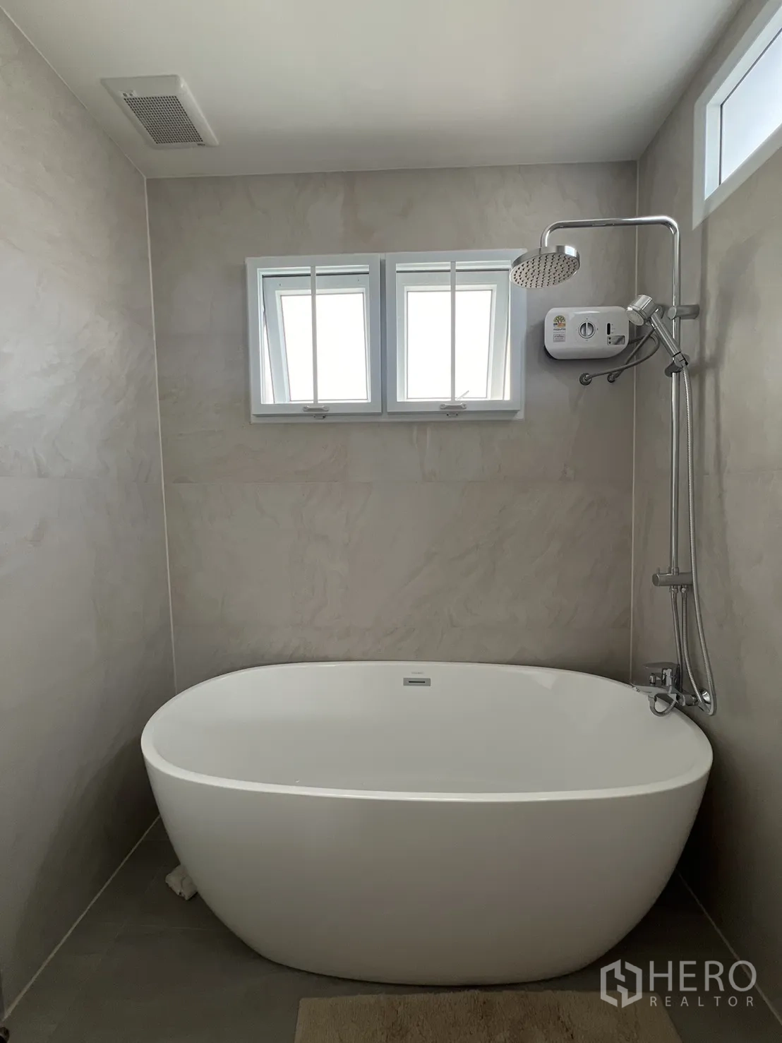 独立式住宅 出租在Mueang Samut Prakan, Samut Prakan - 中性色调卫浴，洗手台大镜与坐便。