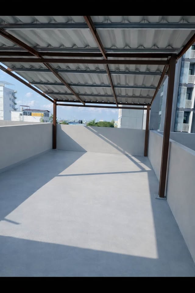 อาคารพาณิชย์ ให้เช่าในPhra Khanong, Bangkok - ดาดฟ้ากว้างมีหลังคาเมทัลชีทและผนังกันตก มองเห็นทิวทัศน์รอบด้าน