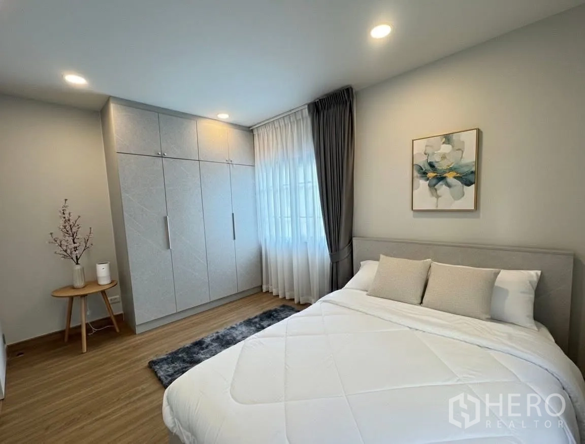 Detached House for rent in Bang Phli, Samut Prakan - Bedroom with floor‑to‑ceiling built‑in wardrobes, sheer curtains, and a cozy bed.