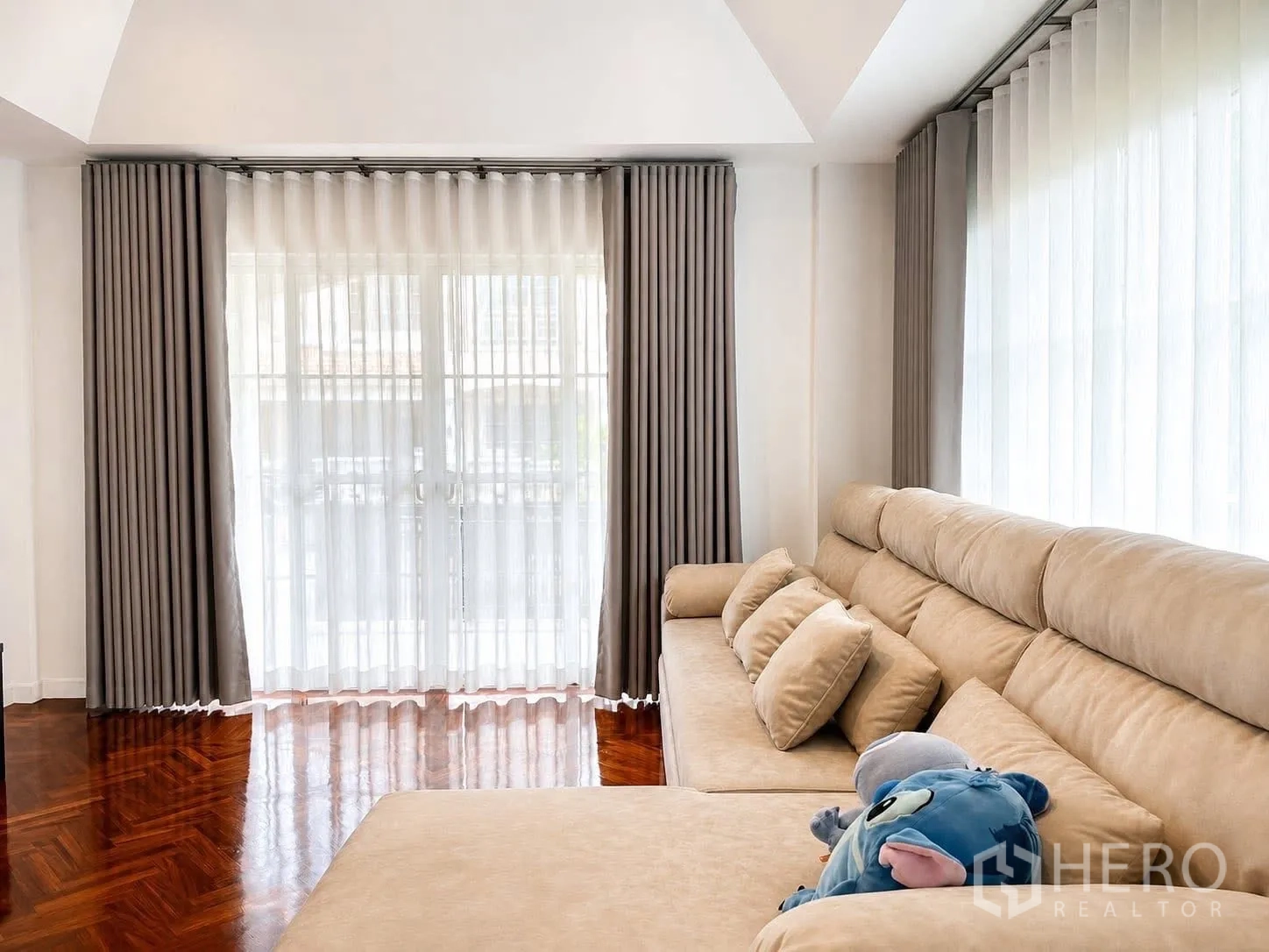 บ้านเดี่ยว for rent in Prawet, Bangkok - ห้องนั่งเล่นโซฟาขนาดใหญ่ ประตูกระจกสองชุดพร้อมม่าน