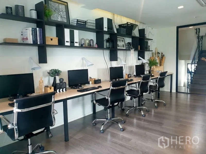 สำนักงานที่บ้าน ให้เช่าในBang Phli, Samut Prakan - แถวโต๊ะทำงานยาวพร้อมเก้าอี้ล้อ หน้าจอคอมพิวเตอร์ และชั้นลอย