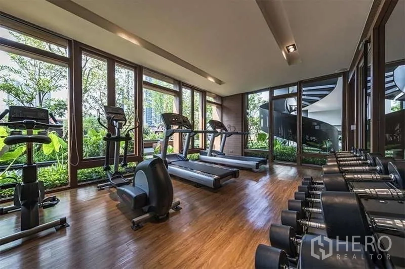 คอนโด ให้เช่าในWatthana, Bangkok - ห้องฟิตเนสพร้อมลู่วิ่ง จักรยาน และดัมเบล มองเห็นต้นไม้