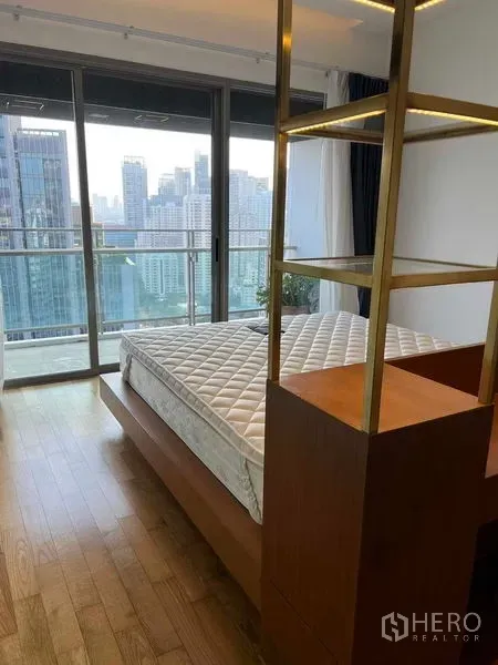 คอนโด ให้เช่าในWatthana, Bangkok - ห้องนอนพร้อมเตียงยกพื้น หน้าต่างเต็มบาน มีชั้นวางของและระเบียงชมวิวเมือง