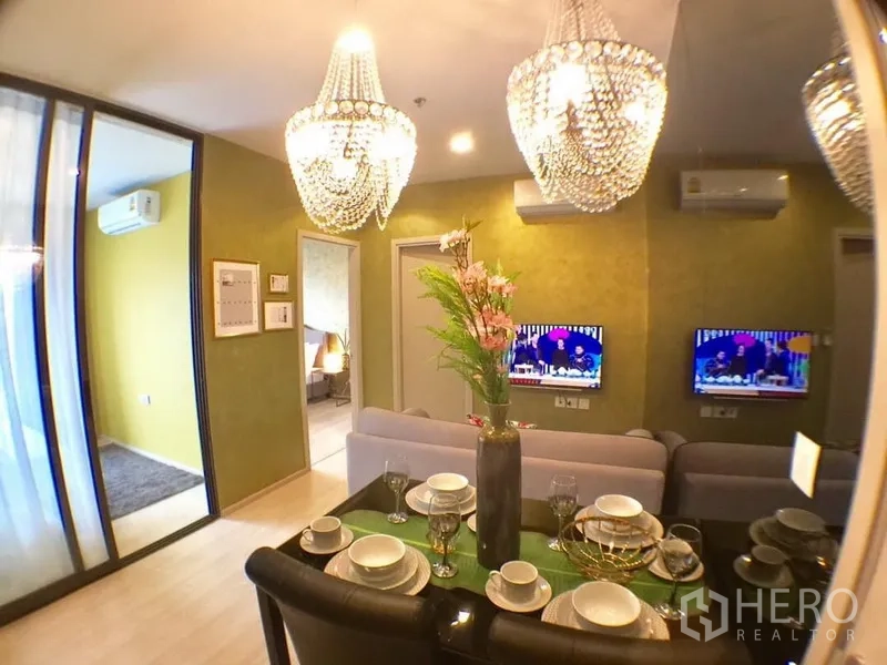 คอนโด ให้เช่าในKhlong Toei, Bangkok - ห้องนั่งเล่น-ทานอาหารแบบเปิดโล่ง โคมระย้า ผนังกระจกบานเลื่อนและทีวีกำแพง