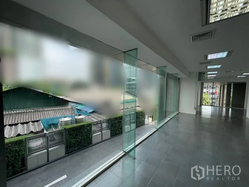 สำนักงาน ให้เช่า - ผนังกระจกมองเห็นหลังคาและวิวเมือง รับแสงธรรมชาติเข้าพื้นที่ทำงาน