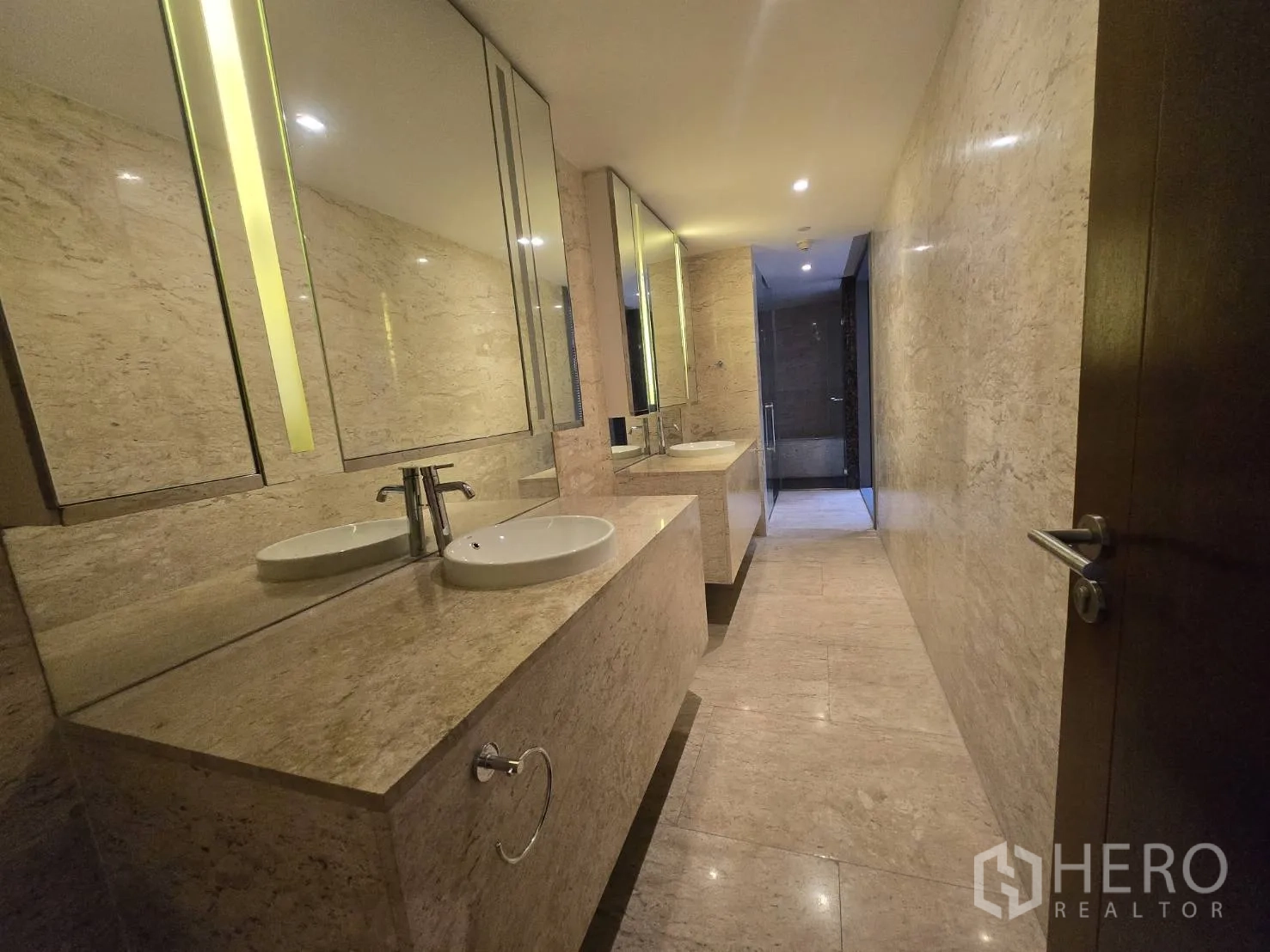 公寓 出租在Yan Nawa, Bangkok - 狭长浴室配双台盆、石材台面和背光镜柜。