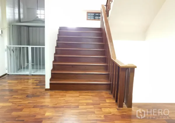 คลังสินค้า ให้เช่าในSamut Prakan - บันไดไม้ใกล้ลิฟต์ขนของ เชื่อมต่อแต่ละชั้นของโกดัง