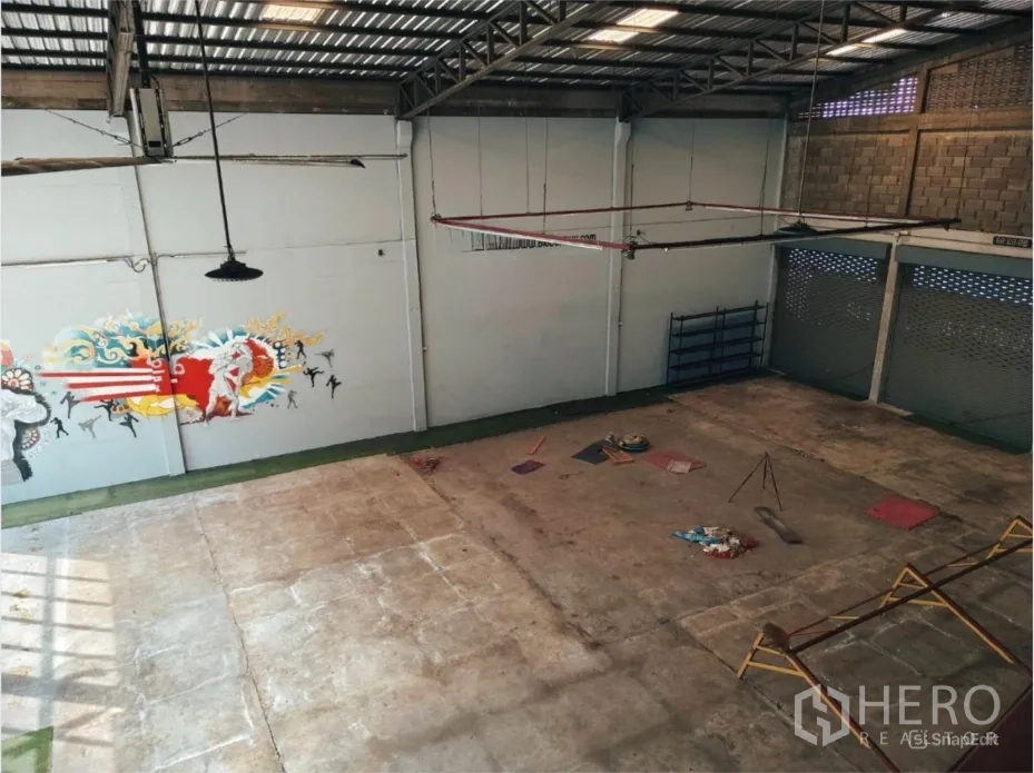 คลังสินค้า ให้เช่าในKhlong Toei, Bangkok - ภาพมุมสูง แสดงประตูม้วน พื้นคอนกรีต และไฟแขวน