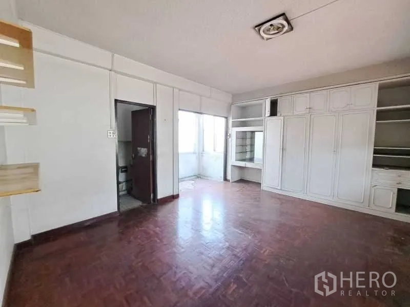 พื้นที่ขายปลีก ให้เช่าในSathon, Bangkok - ห้องพื้นปาร์เกต์ พร้อมตู้บิวท์อินสีขาวและโต๊ะทำงาน