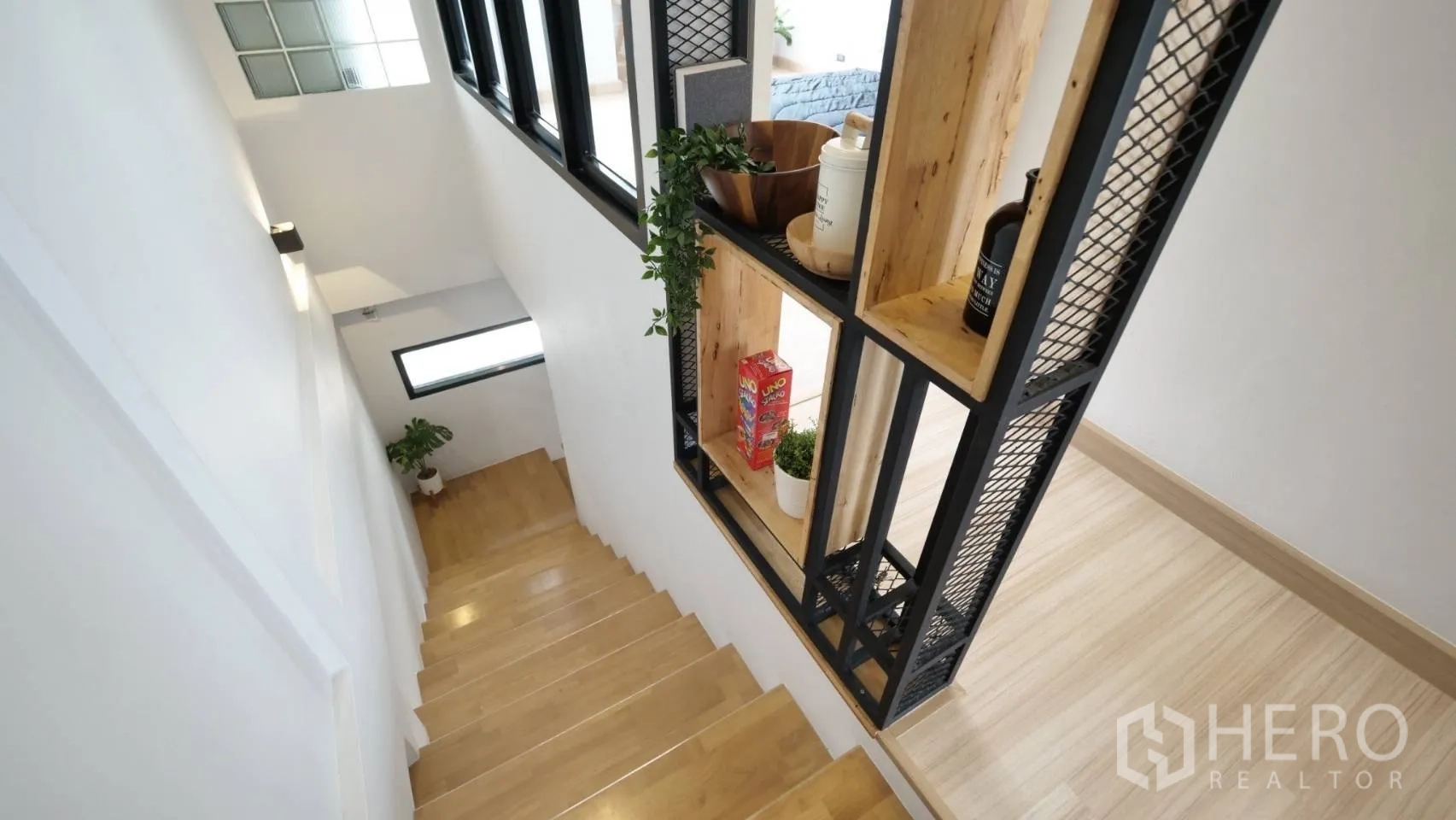 ทาวน์เฮาส์ ให้เช่าในHuai Khwang, Bangkok - บันไดไม้พร้อมฉากชั้นวางเหล็ก–ไม้ตกแต่งและกระถางต้นไม้