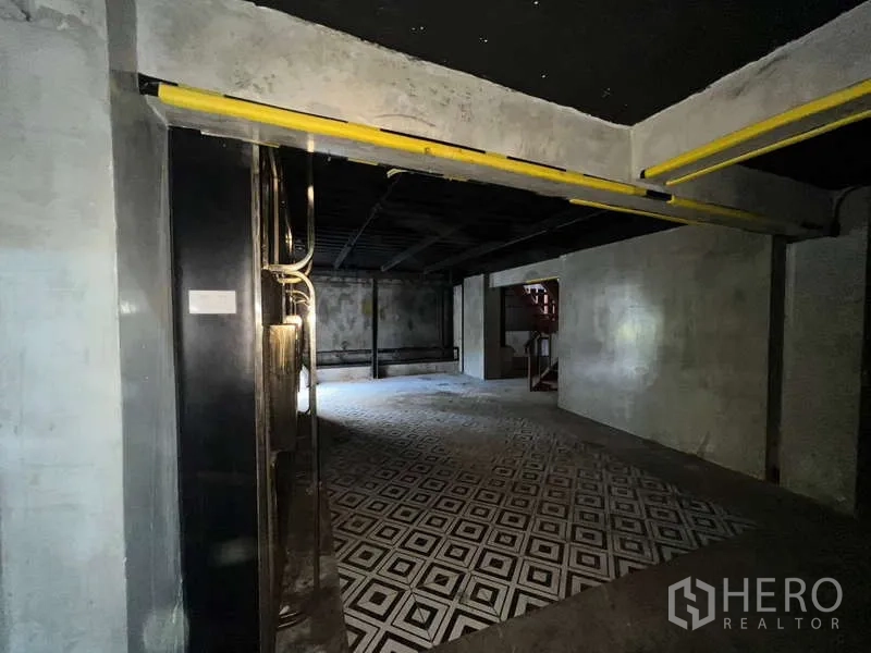 อาคารพาณิชย์ ให้เช่า - ห้องกึ่งก่อสร้าง พื้นกระเบื้องลายแพตเทิร์น ผนังคอนกรีต