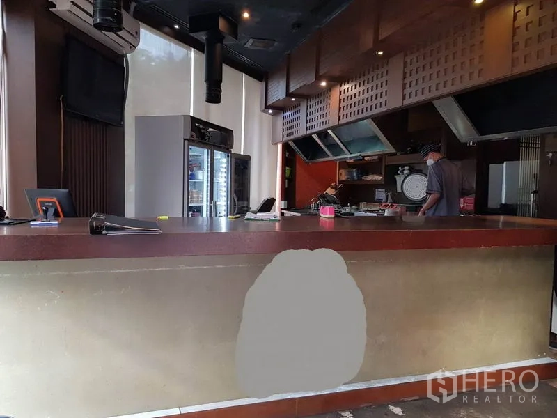 零售空间 出租在Khlong Toei, Bangkok - 店内设长服务吧台、商业排烟罩、展示冷柜与吸顶灯，适合餐饮使用。