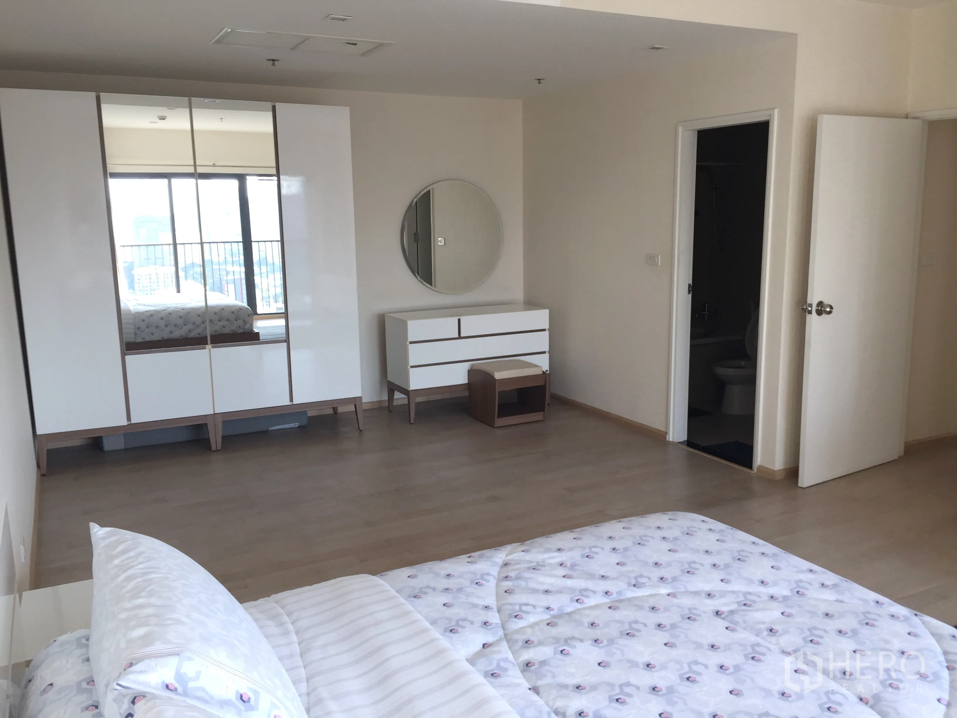 คอนโด ให้เช่าในKhlong Toei, Bangkok - ห้องนอนใหญ่กว้างขวางพร้อมตู้เสื้อผ้าบานเงา โต๊ะเครื่องแป้ง และทางเข้าห้องน้ำในตัว