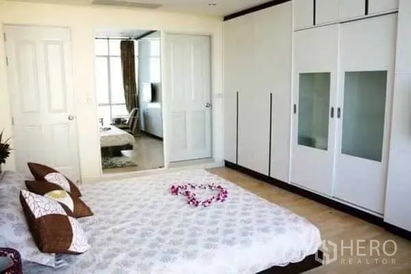 คอนโด ให้เช่าในKhlong San, Bangkok - ห้องนอนหลักพร้อมตู้เสื้อผ้าบิลท์อินและประตูกระจกบานเลื่อน ในคอนโดเขตคลองสาน กรุงเทพฯ